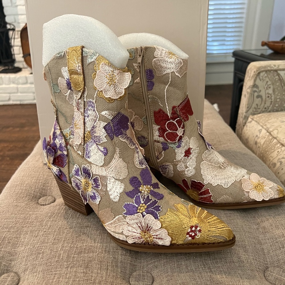 New Oasis Society Floral Embroidered Women's Boots 8.5 8 1/2 Wanda - Picture 2 of 4